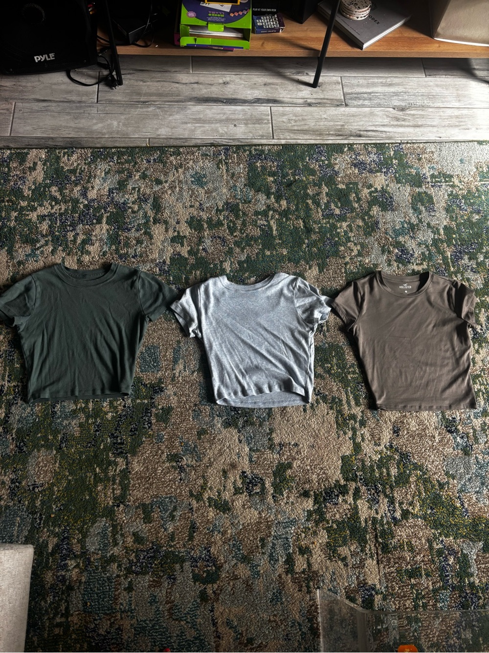3-Pack Cropped Crew Neck Tees - Olive, Heather Gray, Taupe Hollister size small